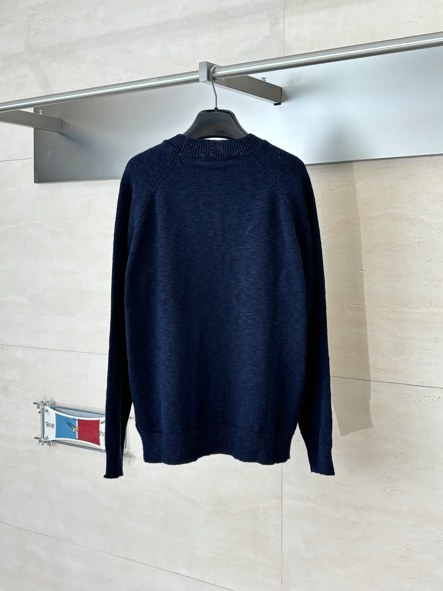 P460 STONE ISLAN*/Stone Island FW25 Holiday Limited Threaded logo embroidered pullover knitted sweater. The fabric is made of imported ultra-fine merino wool yarn, which has been combed to remove impurities and anti-pilling. The plain base is woven with a 14-needle circular machine. The yarn is first dyed and then woven to make the navy blue color rich and not easy to fade. The body is designed with a raglan sleeve structure, the shoulder panels are laser positioned and cut, and the splicing joints are seamlessly connected using embedded clip technology, giving you a non-restrained feeling when worn. The brand logo and star pattern on the chest adopt a combination of hand-applied embroidery + flat embroidery, using high-elastic polyester-cotton thread. The stitch density is controlled at 8 stitches per centimeter. The outline of the pattern is clear and three-dimensional, and it is wear-resistant and does not fall off. The neckline is designed with a ribbed round neck. The rib tissue is pre-shrunk and shaped by high temperature. It has excellent resilience and is not easy to loosen. The cuffs and hem are also ribbed with the same material, and are reinforced with the body through overlock sewing technology. The overall tailoring follows ergonomics, and each process undergoes quality control testing. From yarn weaving to finished product sewing, the precision of details is controlled throughout the process to create knitted items with both functionality and design. The overall wiring is straight and delicate, the fabric is comfortable and soft, and the color is consistent without color difference. Size: S/M/L/XL